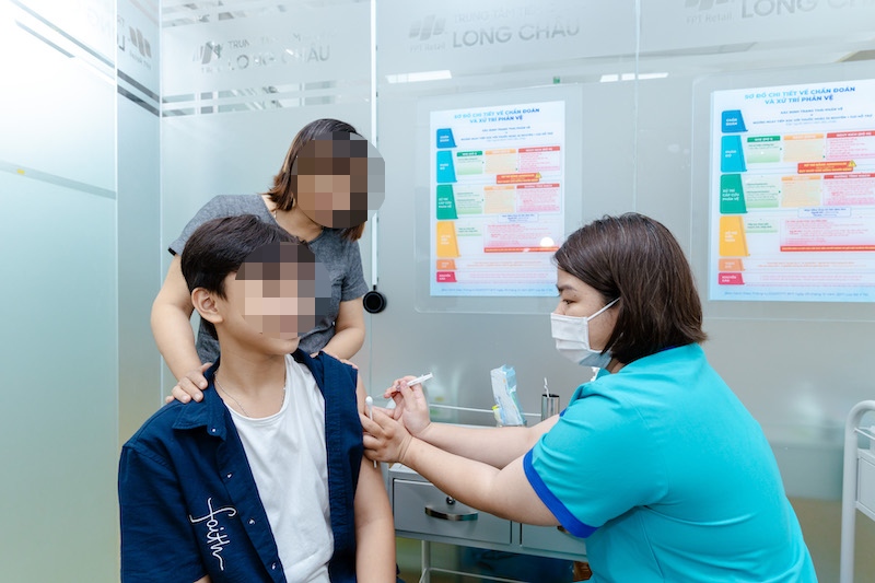 People are worried about getting flu shots. Photo: Huong Giang