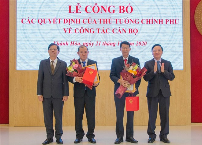 Mr. Nguyen Anh Tuan - Head of the Khanh Hoa Provincial Party Committee's Mass Mobilization Commission (second from left) requested early retirement. Photo: Phuoc Tin
