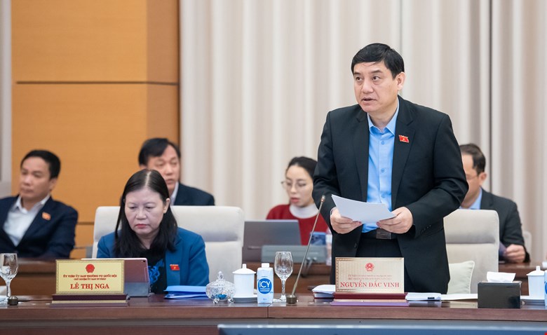 Chairman of the Committee for Culture and Education Nguyen Dac Vinh said that the draft Law on Teachers has been revised to remove the specific provision on increasing teachers' salary by 1 level when first ranking their salary. Photo: Quochoi.vn