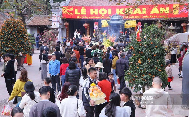Tran Temple destination at the beginning of the famous New Year in Nam Dinh. Photo: Ha Vi