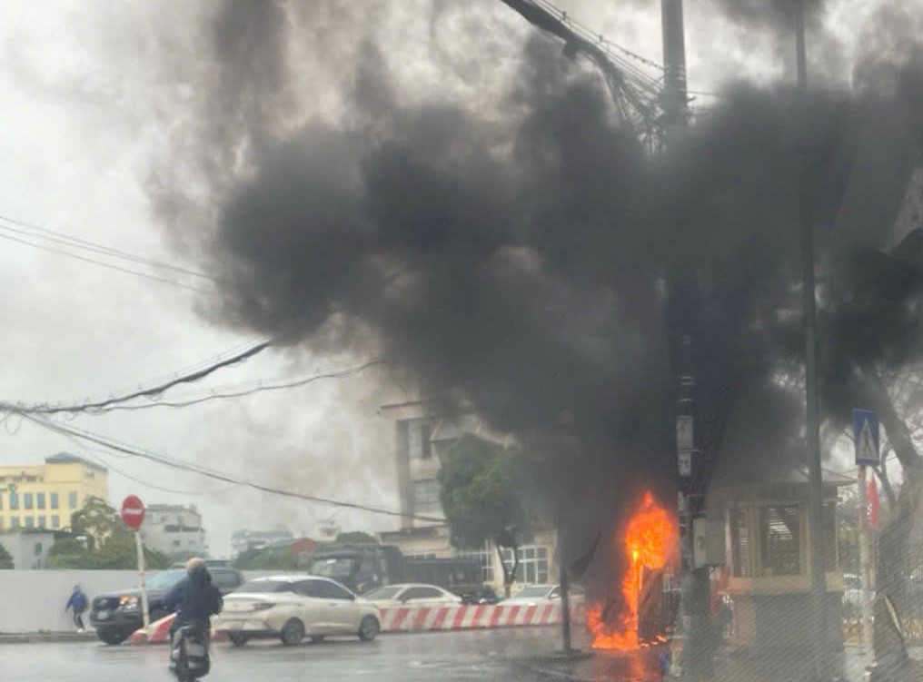 A telecommunications cable cabinet installed on the sidewalk of Le Dai Hanh Street (Hoa Lu City, Ninh Binh) suddenly caught fire. Photo: Nguyen Truong