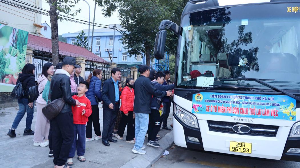 Xe đón công nhân từ Thanh Hóa trở lại làm việc do Công đoàn Các khu công nghiệp - chế xuất tổ chức ngày mùng 5 Tết Ất Tỵ. Ảnh: KCN cung cấp