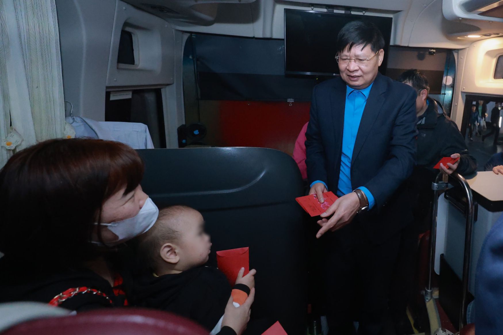 Vice Chairman of VGCL Phan Van Anh gave lucky children before the bus organized by the Trade Union to transfer them to their hometown to celebrate Tet. Photo: Hai Nguyen
