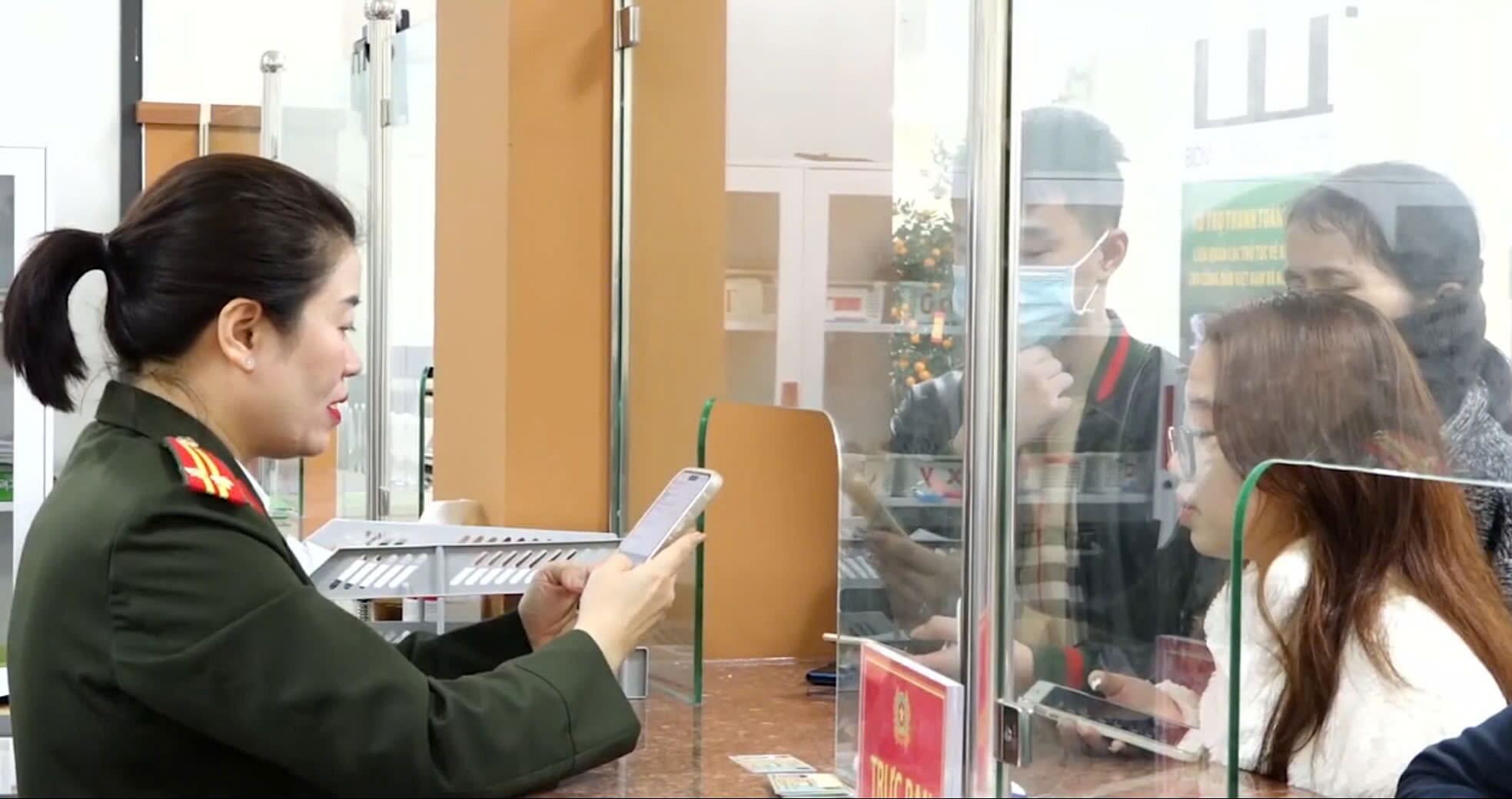 People can easily carry out immigration procedures in Quang Binh thanks to technology, when the staff guides procedures right at mobile phones. Photo: T. Huyen