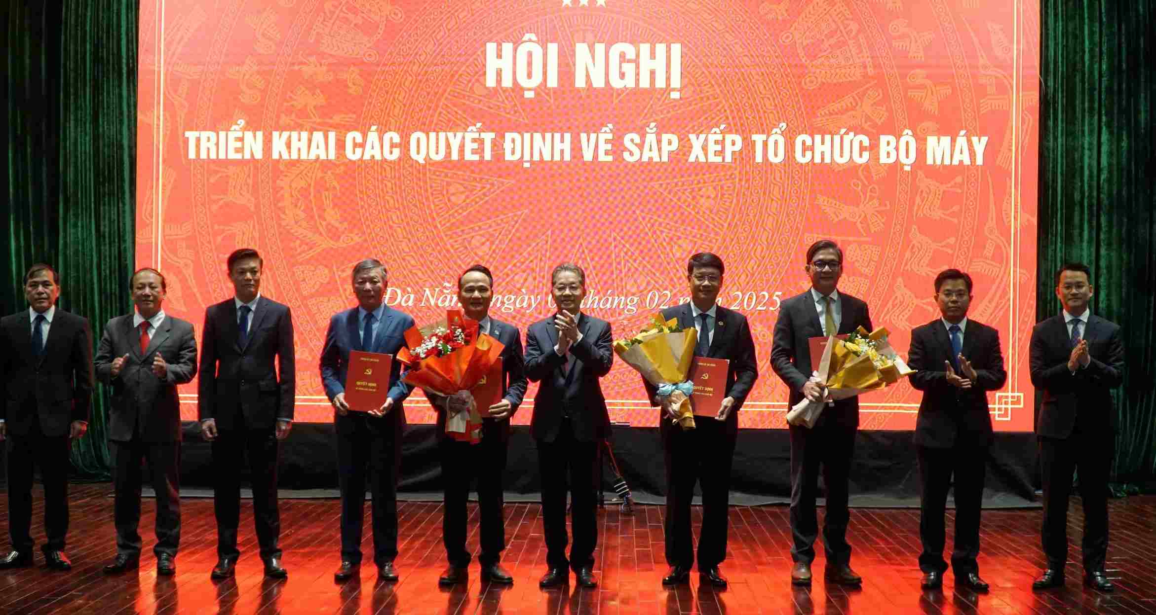 Mr. Nguyen Van Quang, Secretary of the Da Nang City Party Committee, presented the decision and flowers to congratulate the Standing Committee of the City Party Committee. Photo: Ha Phan