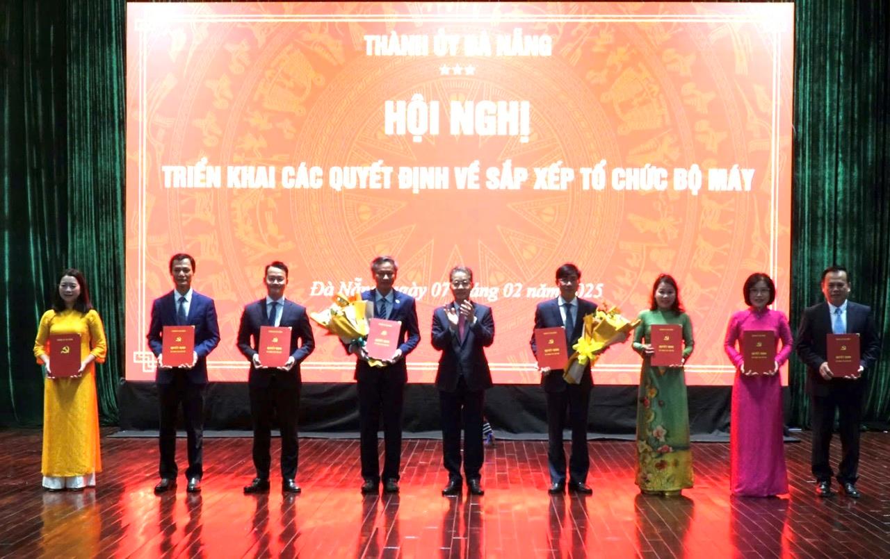 Mr. Nguyen Van Quang, Secretary of the Da Nang City Party Committee (middle) presented the decision to Tran Thang Loi (fourth person, from right) and Mr. Doan Ngoc Hung Anh (sixth person, from right). Photo: Ha Phan