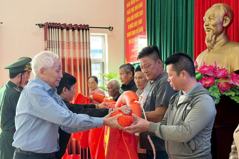 The gifts are an encouragement for fishermen to go out to sea and stick to the sea. Photo: Nguyen Thi