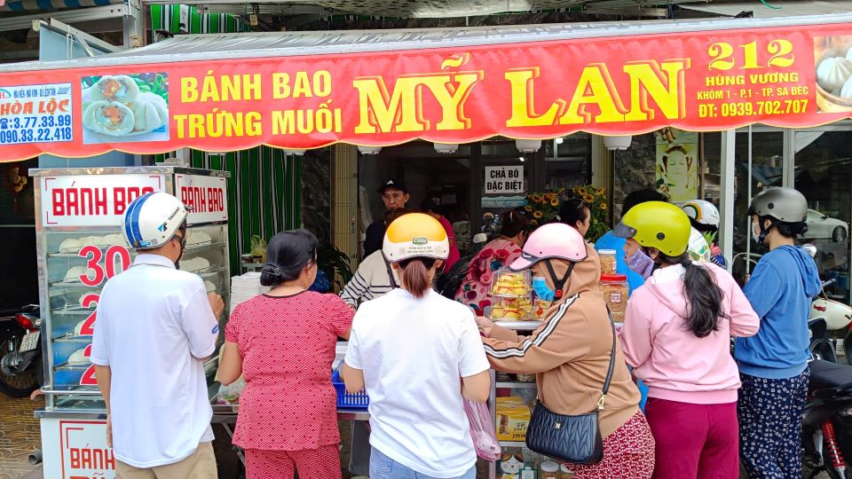 Tiem banh bao tap nap nguoi mua trong ngay via Than Tai. Anh: Thanh Nghia