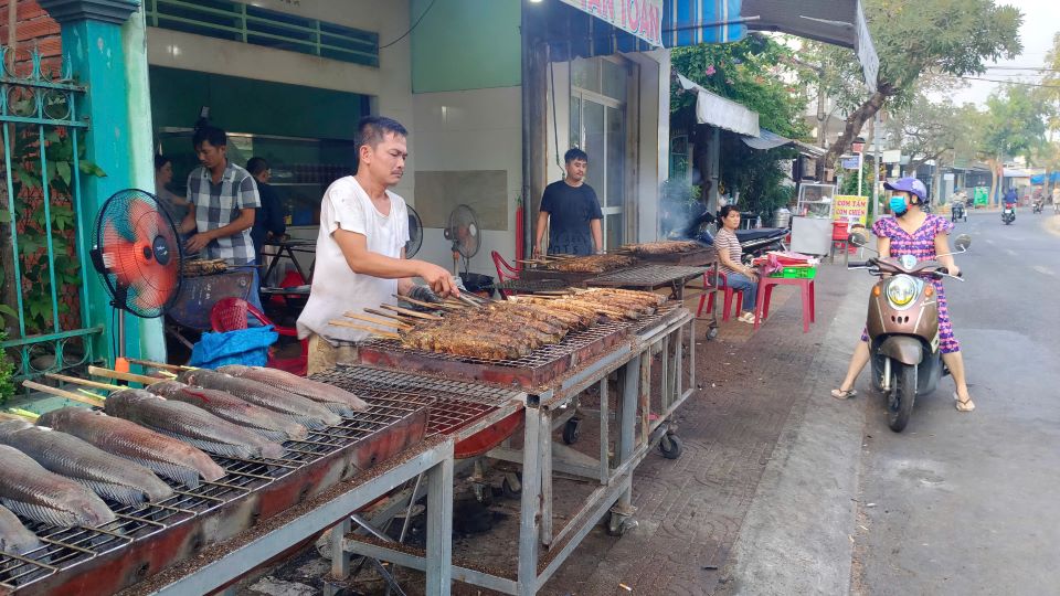 Cac quan ca loc nuong huy dong het cong suat de phuc vu trong ngay via Than Tai. Anh: Thanh Nghia