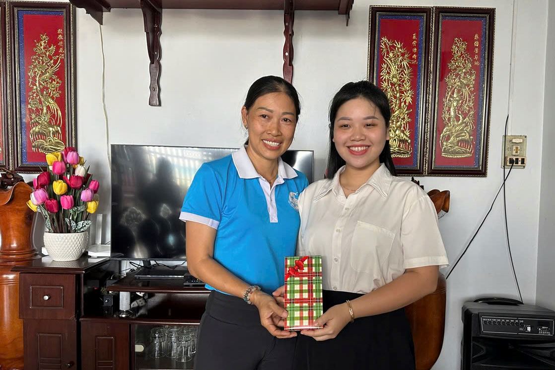 Hoi Lien hiep Phu nu quan Binh Thuy den chuc mung Nguyen Thi Thu Hien (23 tuoi, phuong Binh Thuy, quan Binh Thuy). Anh: Ta Quang