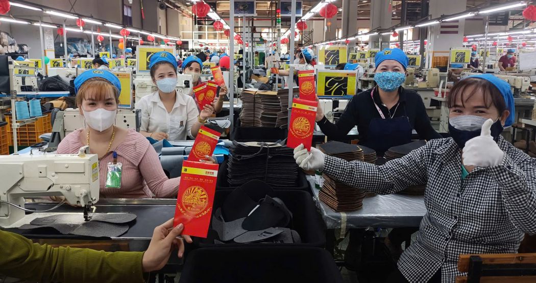 Workers of Kim Xuong Vietnam Shoes Co., Ltd. (Dai Dang Industrial Park, Phu Tan Ward, Thu Dau Mot City, Binh Duong) received lucky money at the beginning of the year. Photo: Dinh Trong