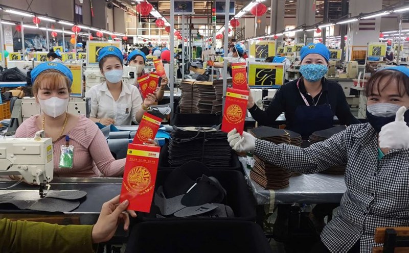 Workers of Kim Xuong Vietnam Shoes Co., Ltd. (Dai Dang Industrial Park, Phu Tan Ward, Thu Dau Mot City, Binh Duong) received lucky money at the beginning of the year. Photo: Dinh Trong