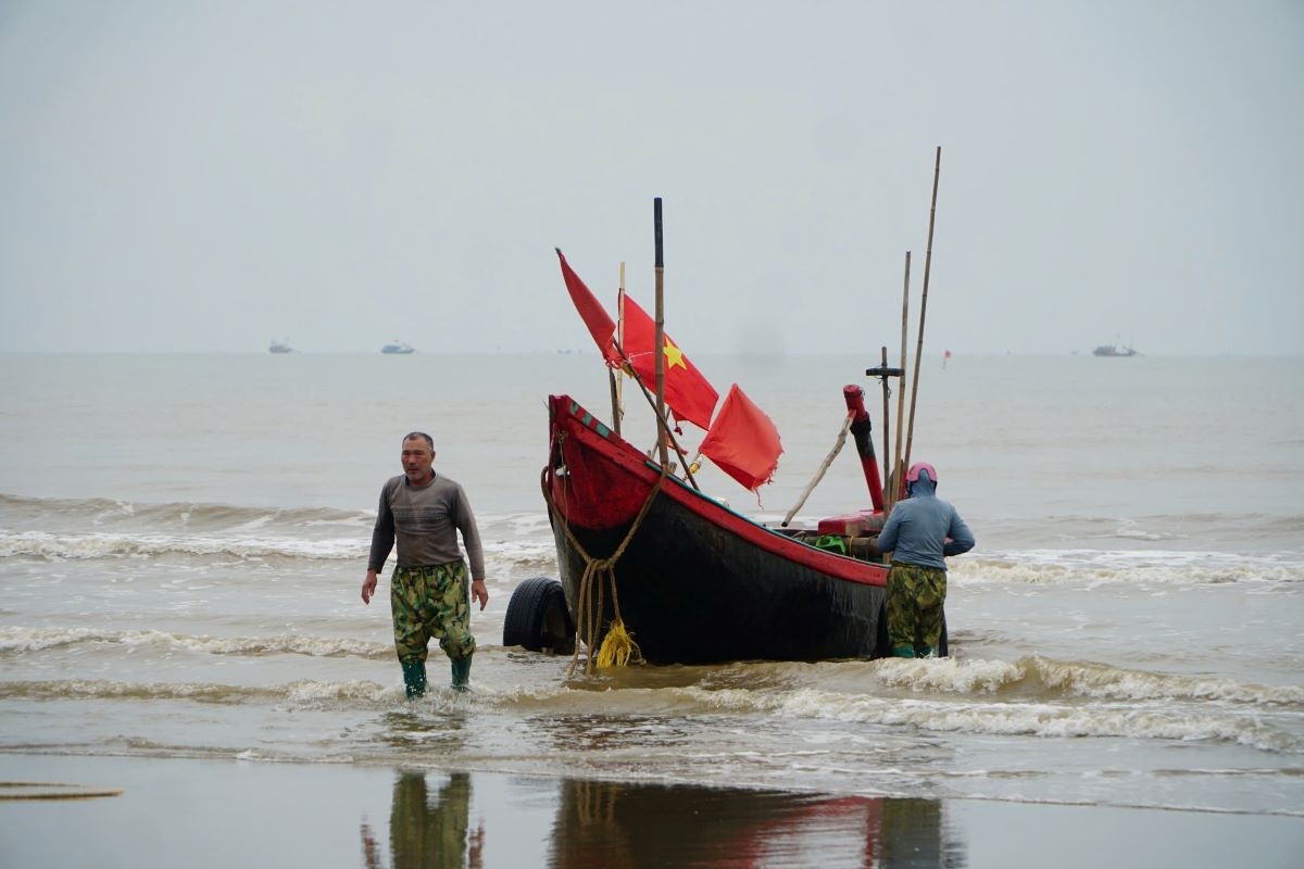 Ngư dân vùng biển TP Sầm Sơn, Thanh Hóa cho thuyền cập bờ, mang theo nhiều hải sản, đặc biệt là cá khoai. Ảnh: Quách Du