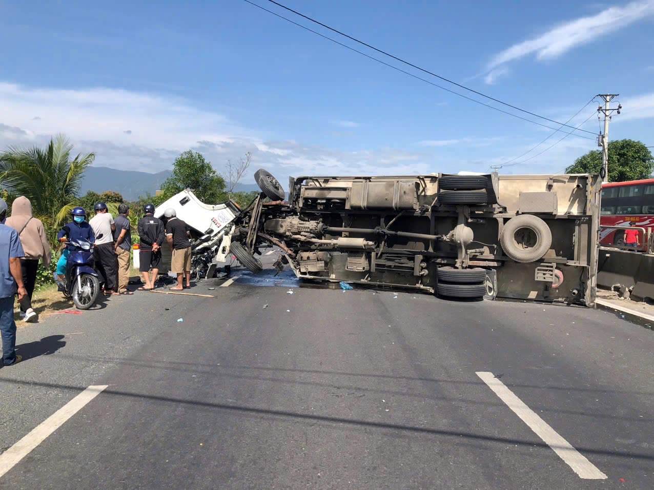 Scene of a serious traffic accident on National Highway 1 through Khanh Hoa province on the morning of February 7. Photo: Phuong Linh