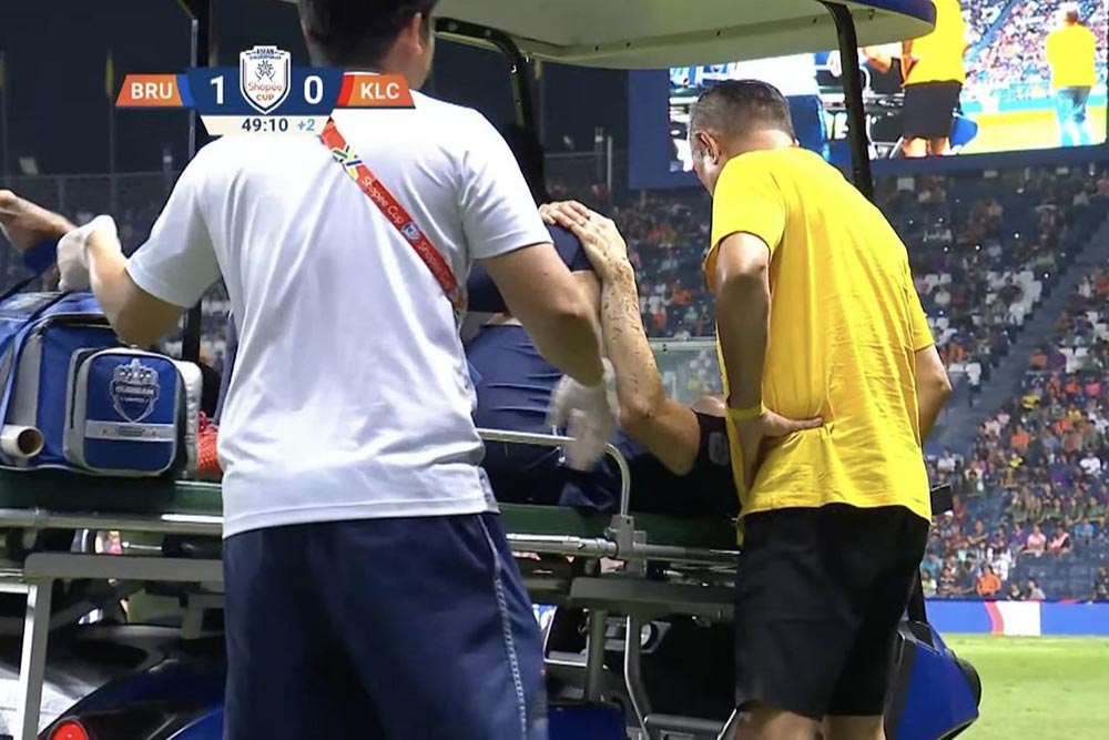 Defender Theerathon Bunmathan left the field on a stretcher and went to the emergency room after suffering a serious injury. Photo cut from video