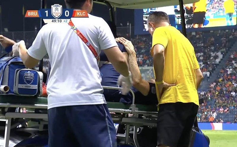 Defender Theerathon Bunmathan left the field on a stretcher and went to the emergency room after suffering a serious injury. Photo cut from video