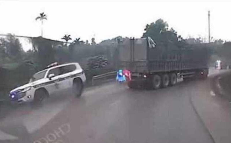 Tractor cars hinder the priority convoy on Highway 2. Photo: Cut from the clip