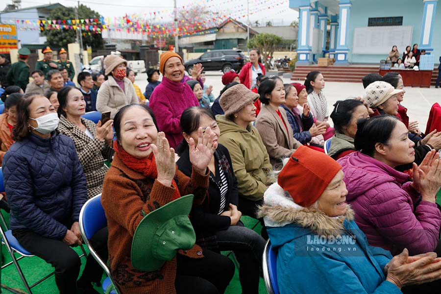 Nguoi dan phan khoi khi sap co cong vien dau tien cua huyen Muong Ang.