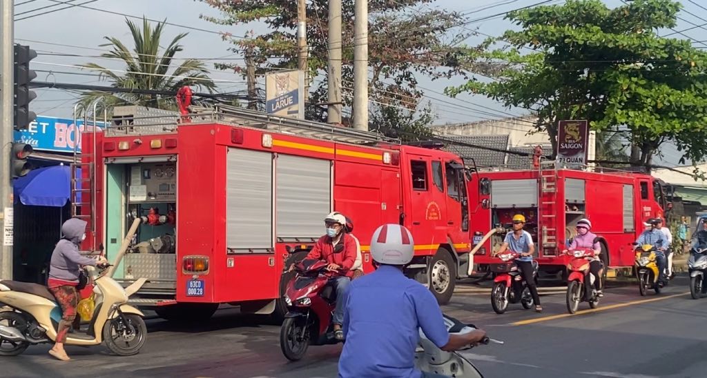 Luc luong Phong Canh sat phong chay chua chay va cuu nan cuu ho - Cong an tinh Tien Giang dieu dong phuong tien den hien truong dap tac dam chay. Anh: Thanh Nhan