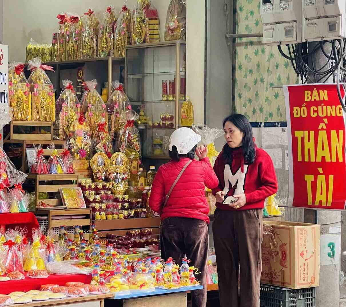 Các cửa hàng đồ cúng trên đường Mạc Thị Bưởi (TP Hải Dương) bày bán đa dạng các mặt hàng. Ảnh: Mai Hương