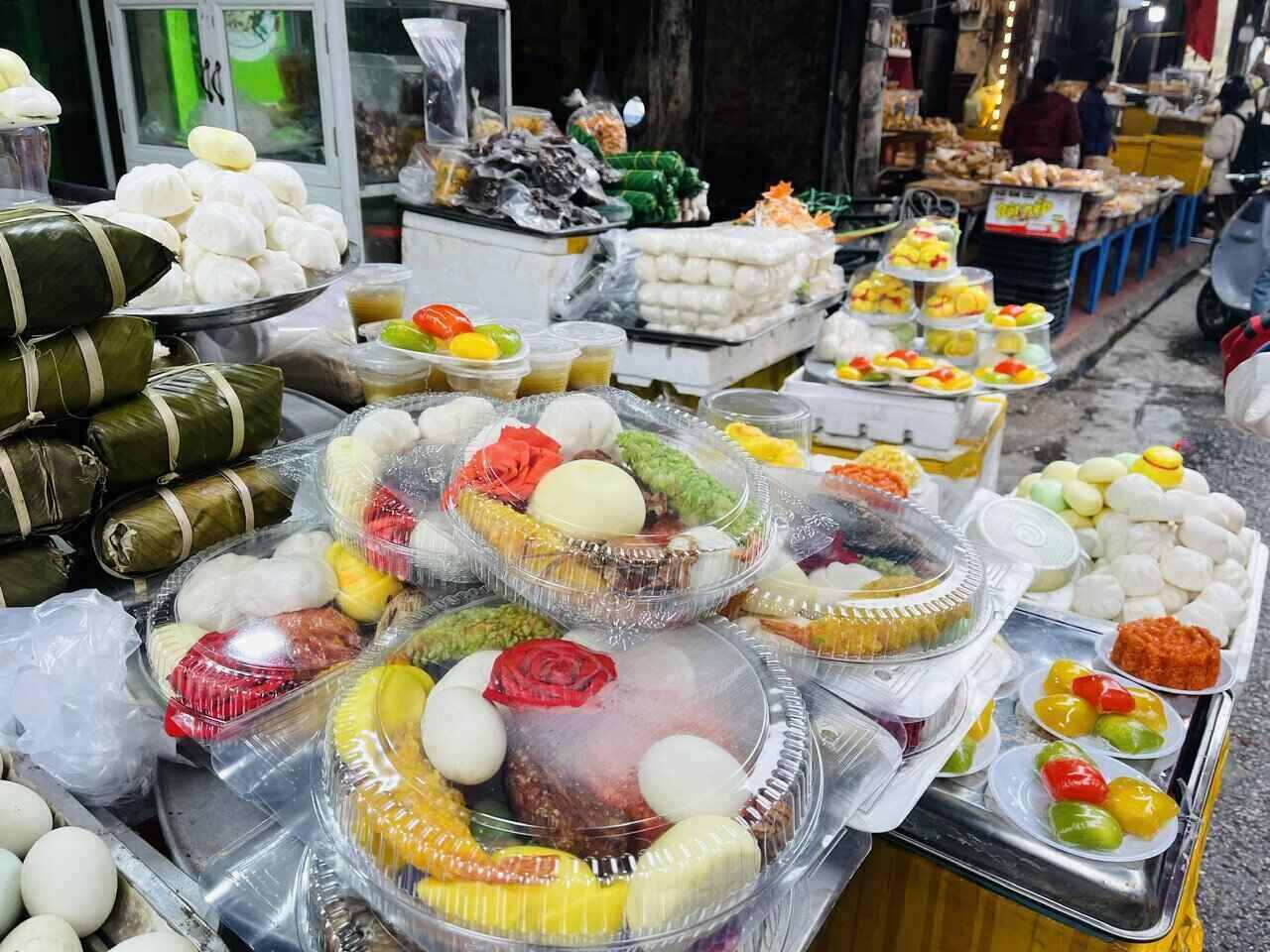 Markets in Hai Duong are bustling on the day of the death of the God of Wealth. Photo: Mai Huong