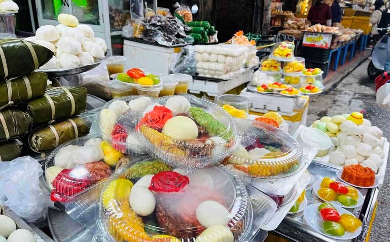 Markets in Hai Duong are bustling on the day of the death of the God of Wealth. Photo: Mai Huong