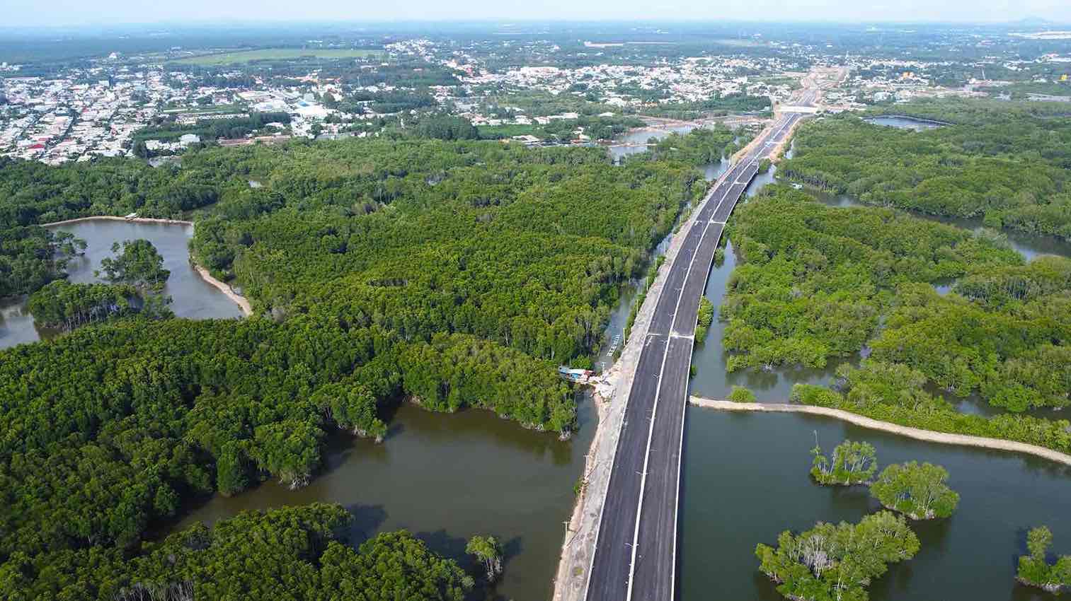 Doan cao toc Ben Luc - Long Thanh di xuyen qua mot khu rung ngap man voi nhung vat cay duoc, vet trong rat xanh mat o tinh Dong Nai. Anh: HAC