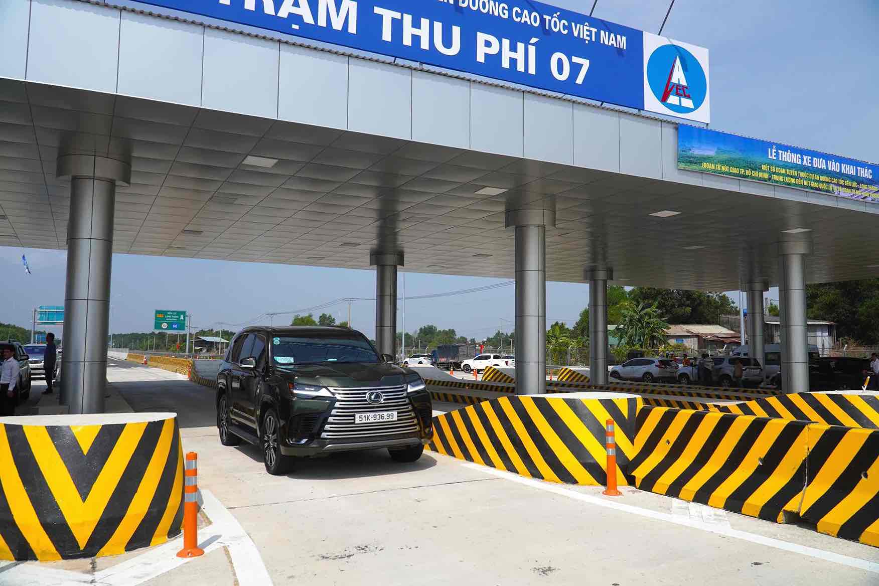 Cac phuong tien luu thong qua tram thu phi cao toc Ben Luc - Long Thanh doan tinh Dong Nai. Anh: HAC