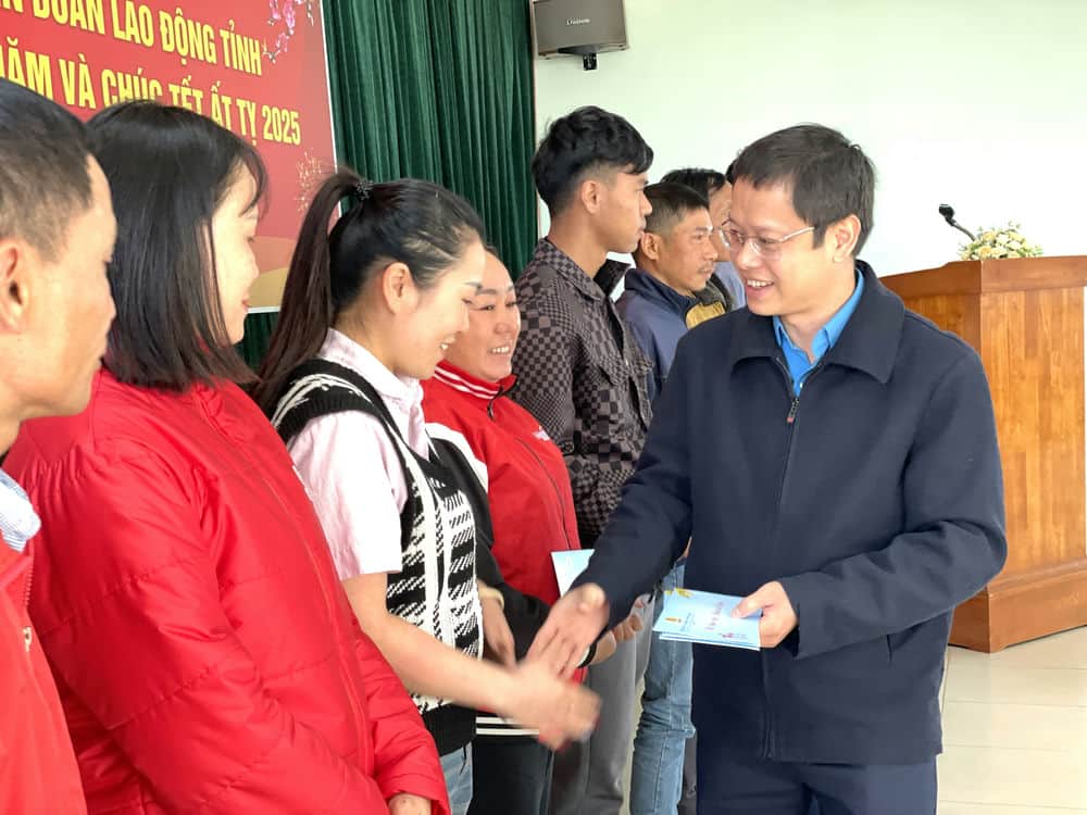 The representative of Gia Lai Trade Union organization gave gifts to workers at the beginning of the new year. Photo: Thanh Tuan