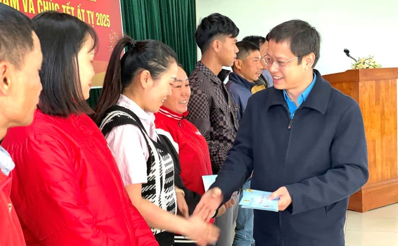 The representative of Gia Lai Trade Union organization gave gifts to workers at the beginning of the new year. Photo: Thanh Tuan