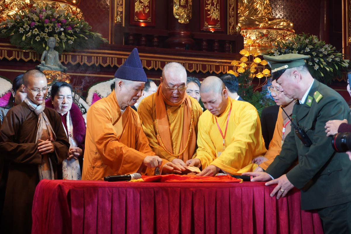 The ceremony to stamp Yen Tu sacred (Uong Bi, Quang Ninh) is an important ritual in the annual Yen Tu Spring Festival. Photo: Doan Hung