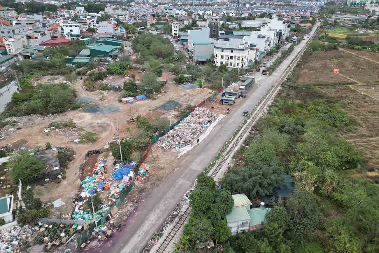 Toan canh bai tap ket rac canh duong Dong Tien (xa La Phu). Anh: Huu Chanh