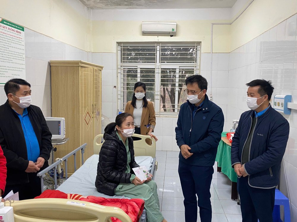 A representative of the Vietnam Education Trade Union visited a teacher with a serious illness. Photo: Viet Ha
