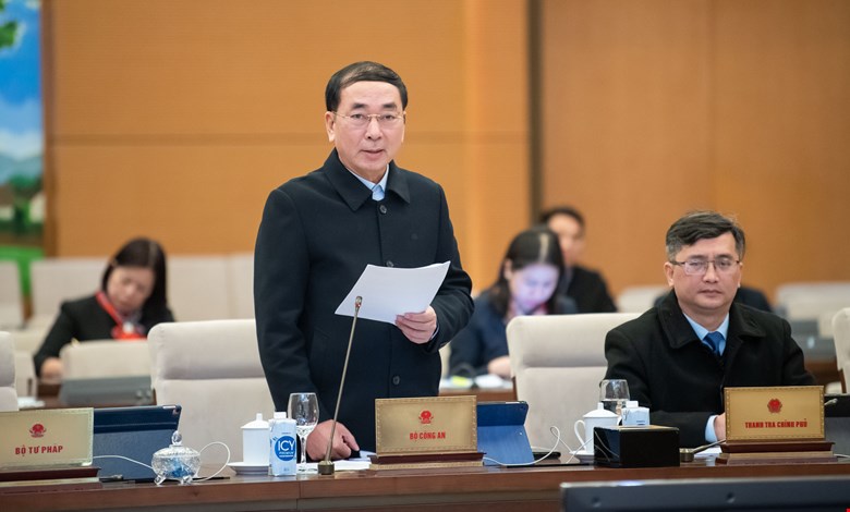 Senior Lieutenant General Tran Quoc To - Deputy Minister of Public Security talks about the characteristics and tricks of cybercrime. Photo: Quochoi.vn