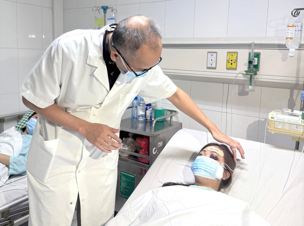 Associate Professor Dr. Nguyen Hong Ha examined the patient with complications after being injected with filler. Photo: BVCC