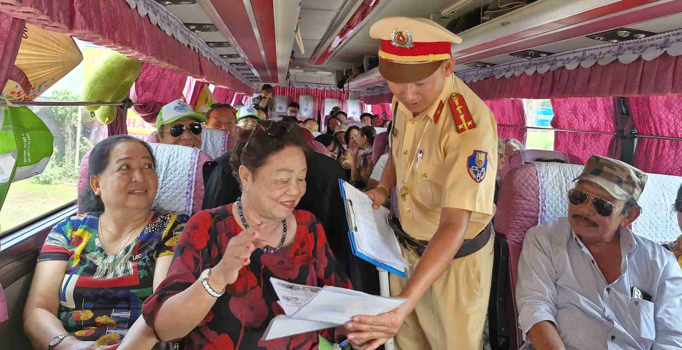 Lực lượng chức năng tuyên truyền cho người dân hiểu thêm về luật giao thông đường bộ. Ảnh: Công an cung cấp