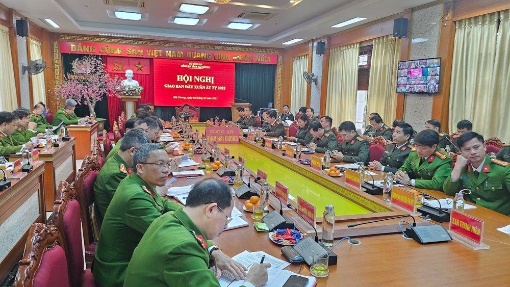 Many leaders of the Hai Duong Police Department have just submitted a retirement application before the age. Photo: Hai Duong Police Department