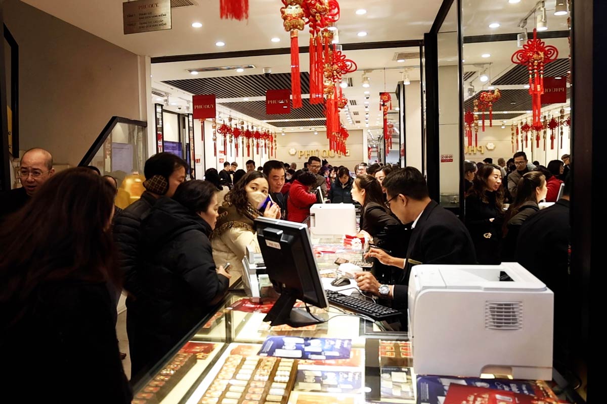 Suddenly, the number of people rushed to buy gold talents even though gold prices increased