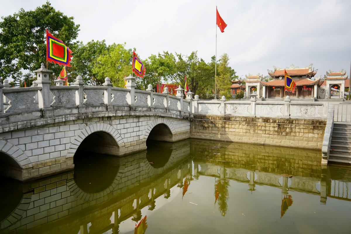 Cay cau da duoc lam bang da khoi, lien ket mong truyen thong, tuong lan can duc rong trang tri hoa van hoa tiet tinh xao. 