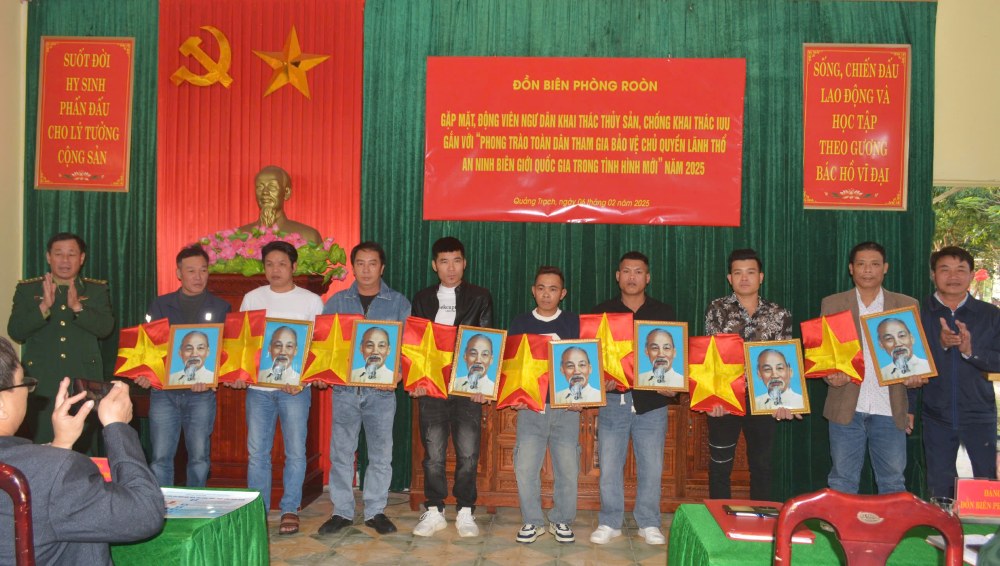 Quang Binh Border Guard accompanies fishermen on the first day of the new year. Photo: Border Guard