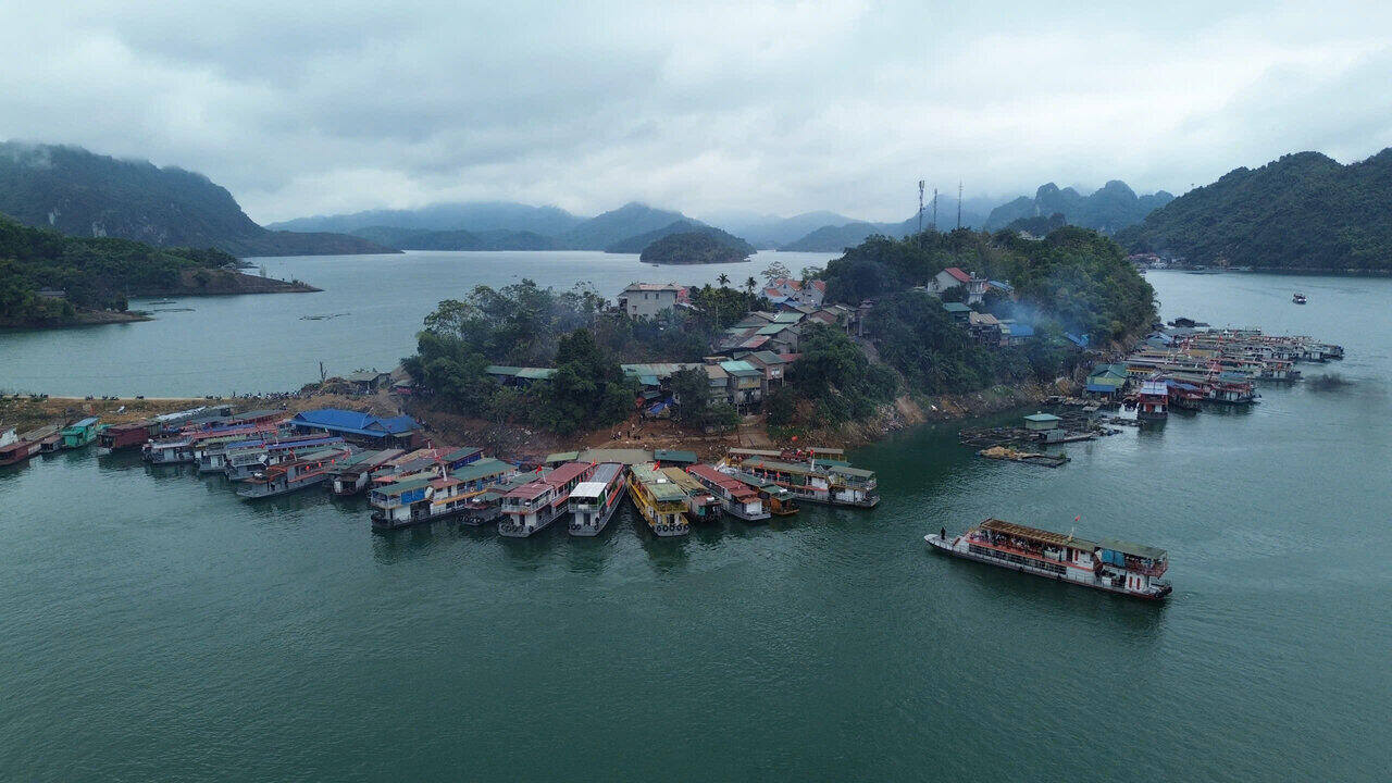 Tau thuyen nuom nuop cho du khach di le den Chua Thac Bo. Anh: Dang Tinh