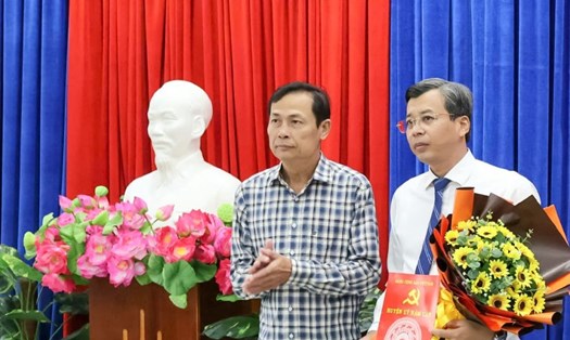 Bí thư Huyện ủy Năm Căn Lượng Trọng Quyền (bên trái) trao quyết định hợp nhất Ban Tuyên giáo Huyện ủy và Ban Dân vận Huyện ủy thành Ban Tuyên giáo và Dân vận Huyện ủy cho đồng chí Huỳnh Việt Triều, Trưởng Ban Tuyên giáo và Dân vận Huyện ủy. Ảnh: Báo Cà Mau