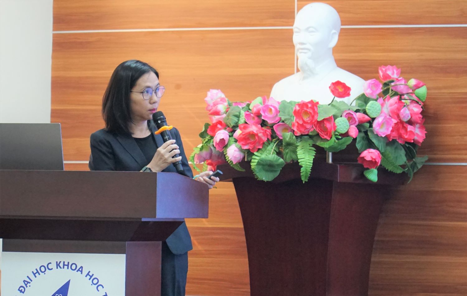 Dr. Le Thi Anh Tram presented the draft curriculum of the guest professor at the seminar. Photo: VNU-HCM