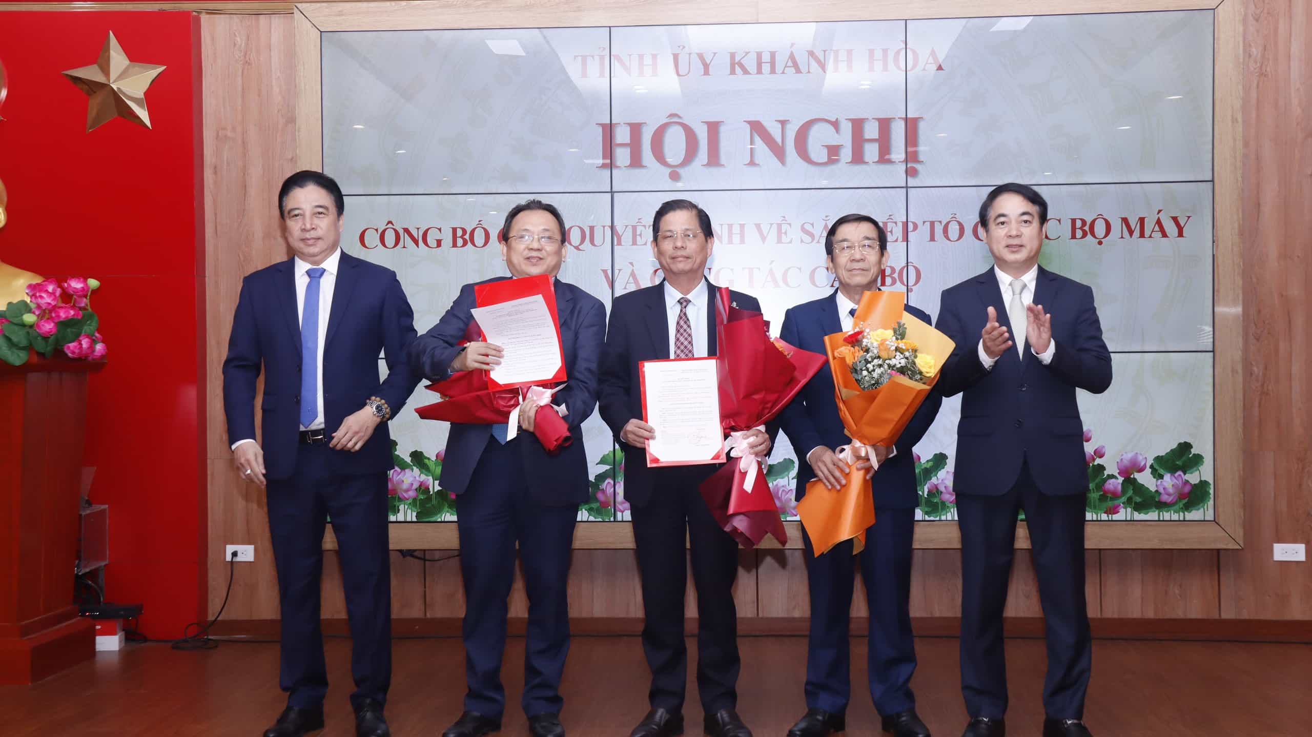 The leaders of Khanh Hoa province awarded the decision and gave flowers to congratulate the Party Committee of Khanh Hoa Provincial Party Committee. Photo: Xuan Thanh