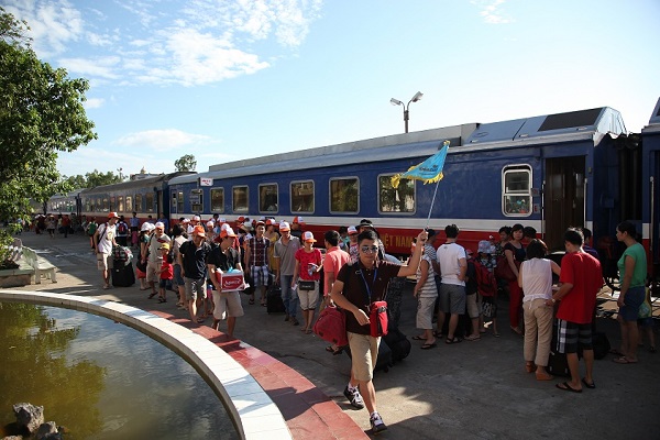 The railway industry starts selling Tet train tickets. Photo: DSVN