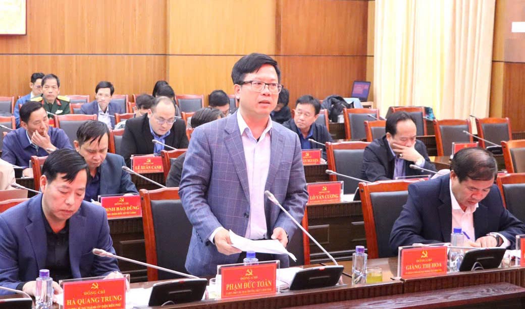 Mr. Pham Duc Toan - Permanent Vice Chairman of Dien Bien Provincial People's Committee reports on the process of building houses for poor households in the province. Photo: Thuy Lan