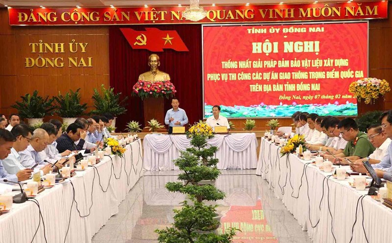 Removing obstacles to materials for key national transport projects in Dong Nai province. Photo: HAC