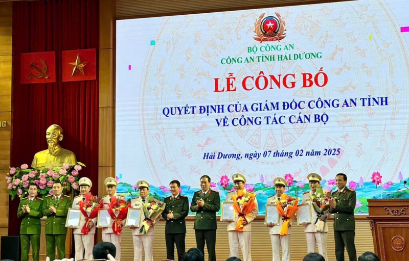 Hai Duong Police handed over the decision and gave flowers to retired police officers ahead of age. Photo: VNA