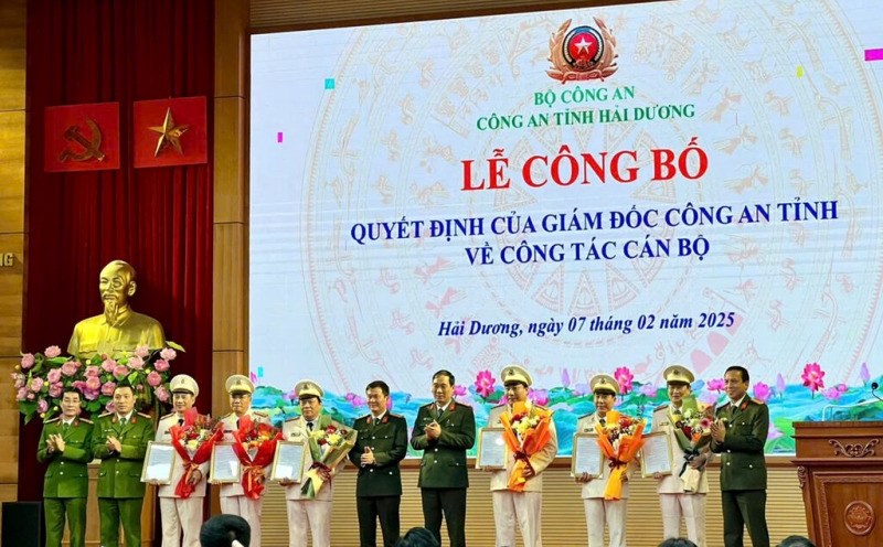 Hai Duong Police handed over the decision and gave flowers to retired police officers ahead of age. Photo: VNA