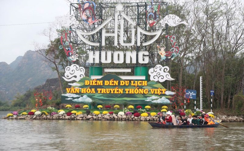 Huong Pagoda on the opening day of 2025. Photo: Ngoc Trang
